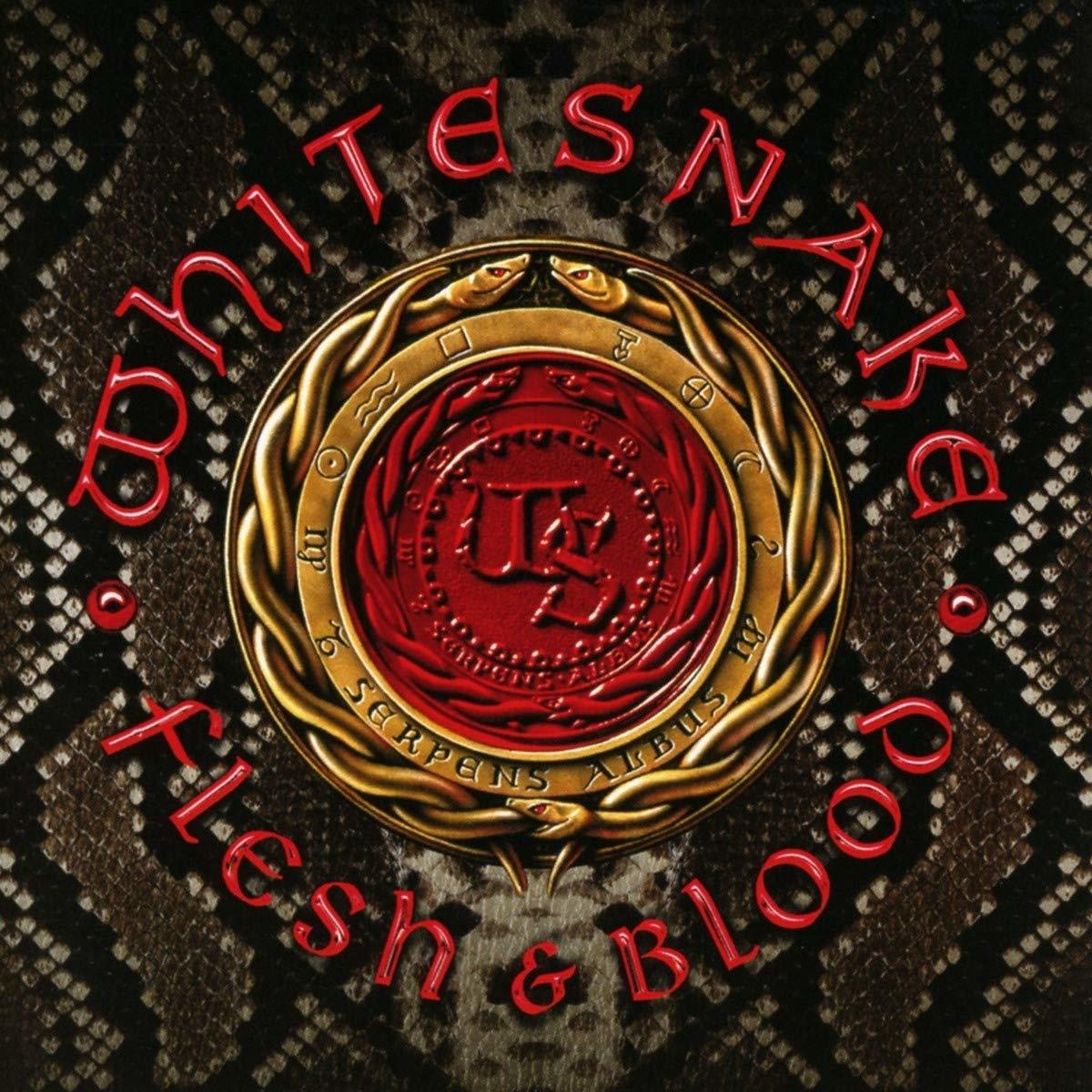 Albumhoes met een slangenhuidpatroon achtergrond, een gouden embleem met de woorden 'Whitesnake' en 'Flesh & Blood'.