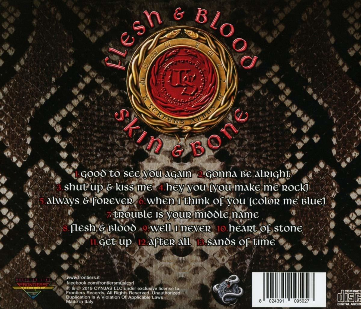 Achterkant van een cd-albumhoes. Bandnaam, albumnaam en tracklijst. Slangenhuid achtergrond.