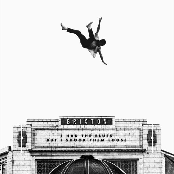 Image en noir et blanc d'une personne sautant au-dessus d'un bâtiment avec du texte.