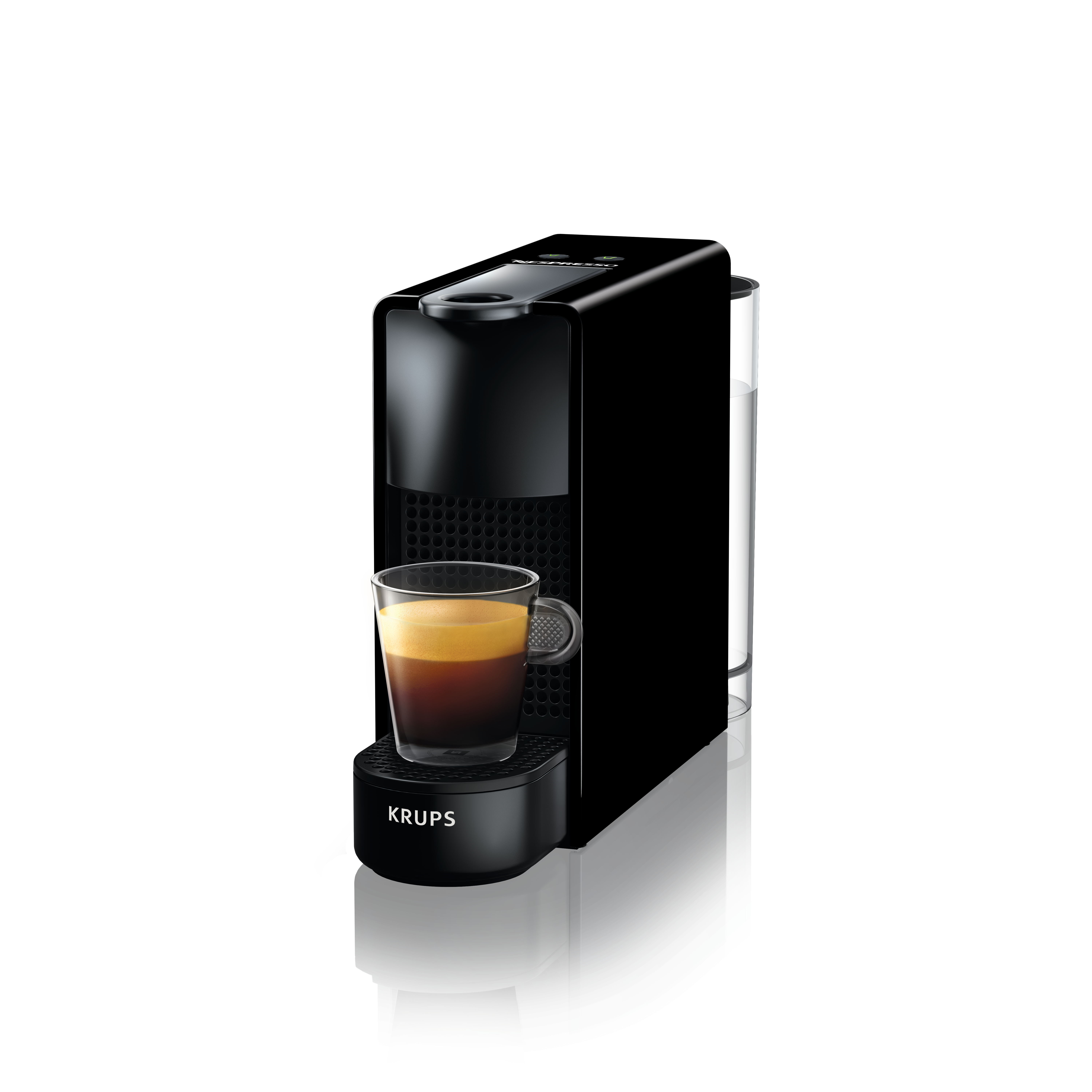 Schwarze Krups Kaffeemaschine mit einem Glas Espresso auf schwarzer Oberfläche.