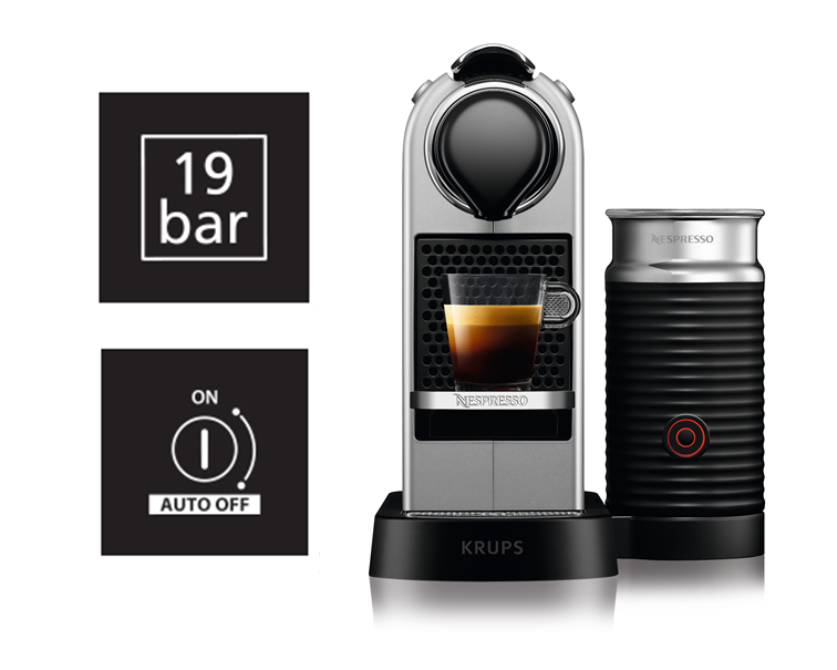 Silberne Krups Nespresso Maschine, mit Kaffee und Milchaufschäumer auf weißem Hintergrund.