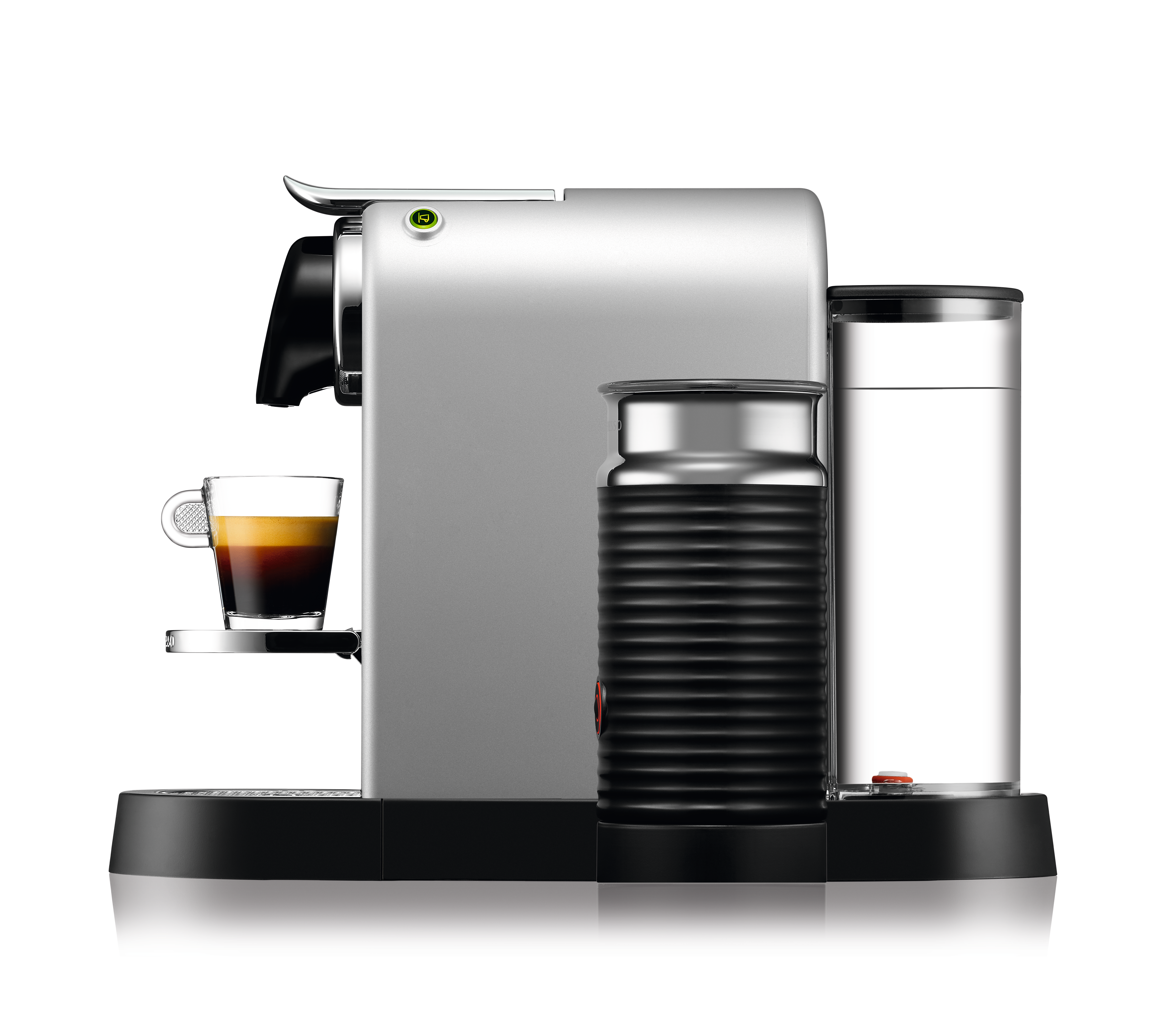 Silberne Kaffeemaschine mit Kaffeetasse und Milchaufschäumer.