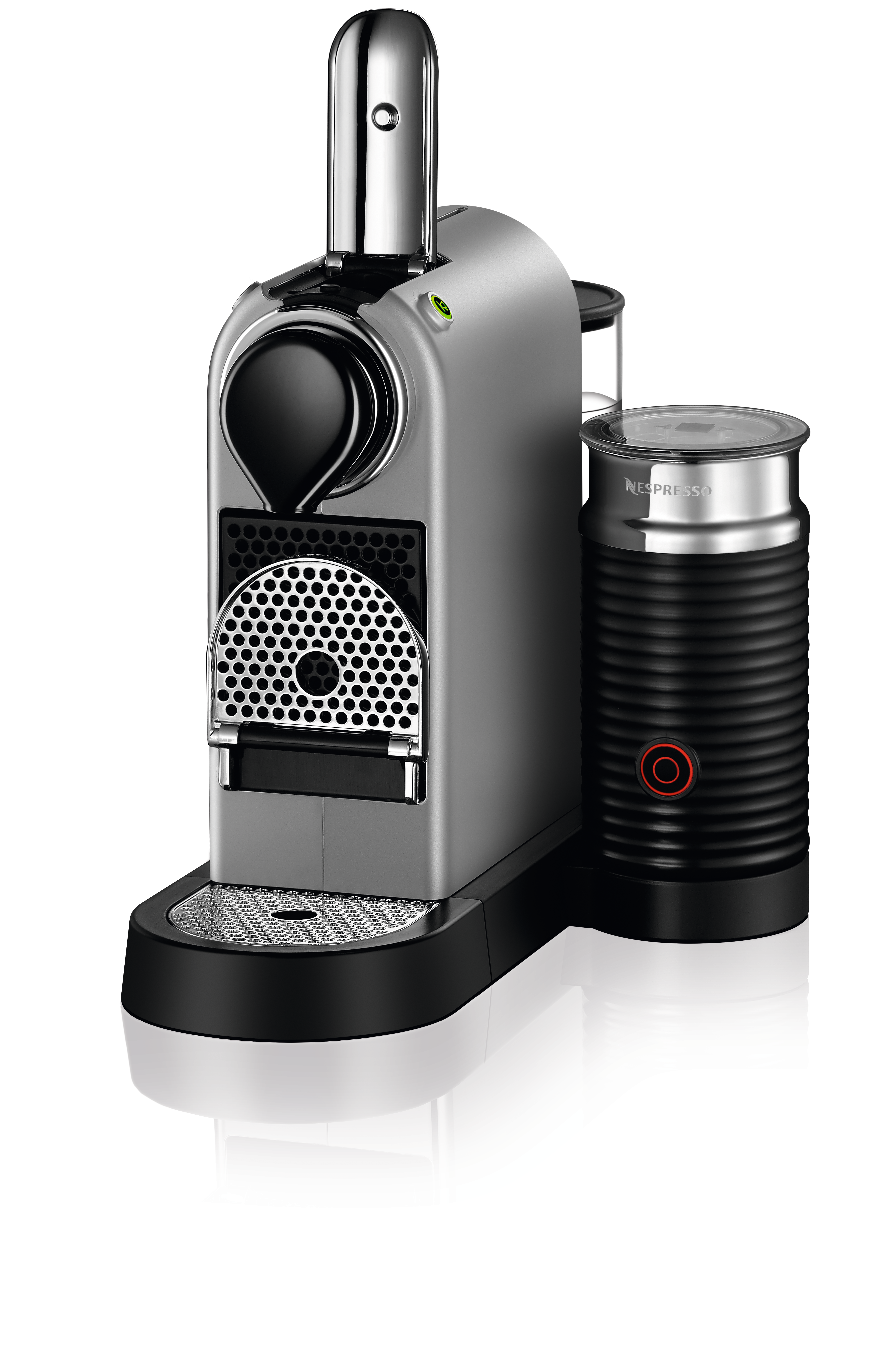 Silberne Nespresso-Kaffeemaschine mit einem schwarzen Milchaufschäumer.
