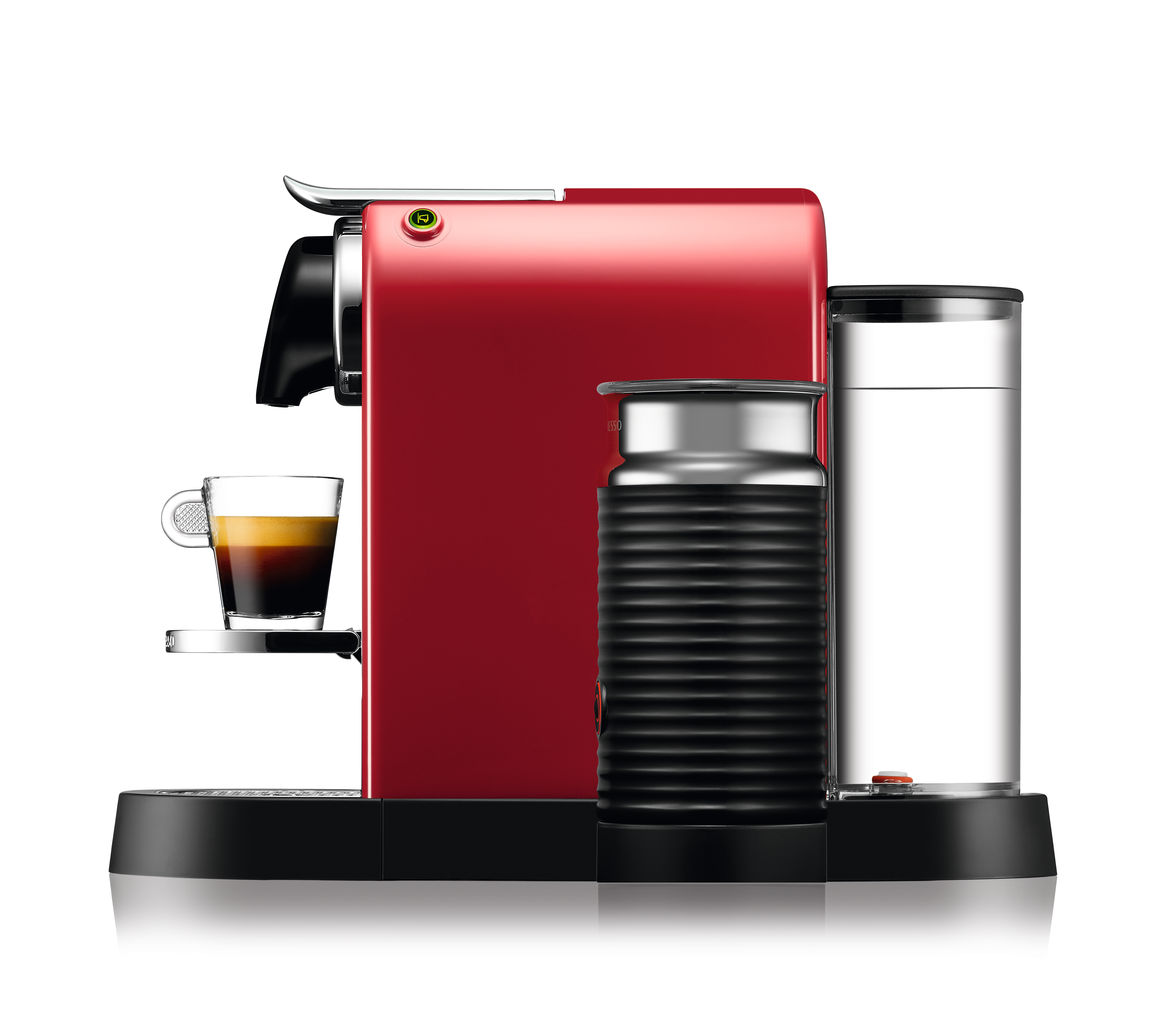 Rote Espressomaschine mit Kaffeetasse, Milchaufschäumer und Wasserbehälter auf schwarzem Sockel.