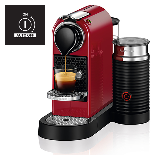 Eine rote Kaffeemaschine mit Milchaufschäumer, die Kaffee in ein Glas gießt.