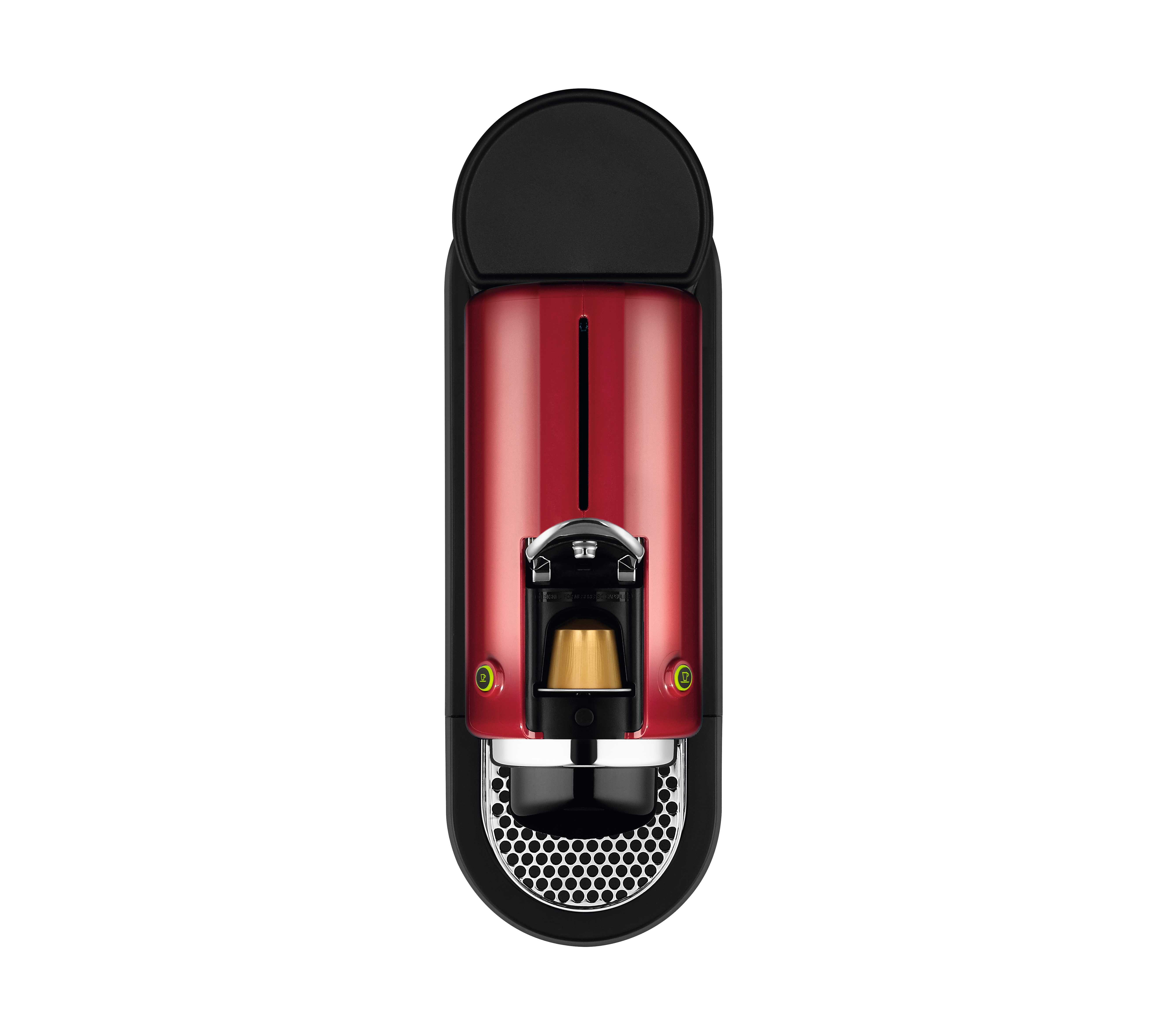 Rote und schwarze Kaffeemaschine. Eine goldene Kapsel ist darin. Weißer Hintergrund.