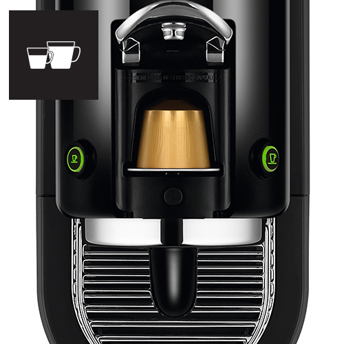 Schwarze Nespresso-Kaffeemaschine mit eingelegter Goldkapsel. Weißer Hintergrund.