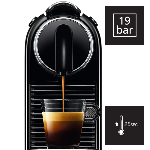 Schwarze Nespresso-Maschine mit Kaffee, der in eine Glastasse gegossen wird. Zeigt 19 bar und 25 Sek.