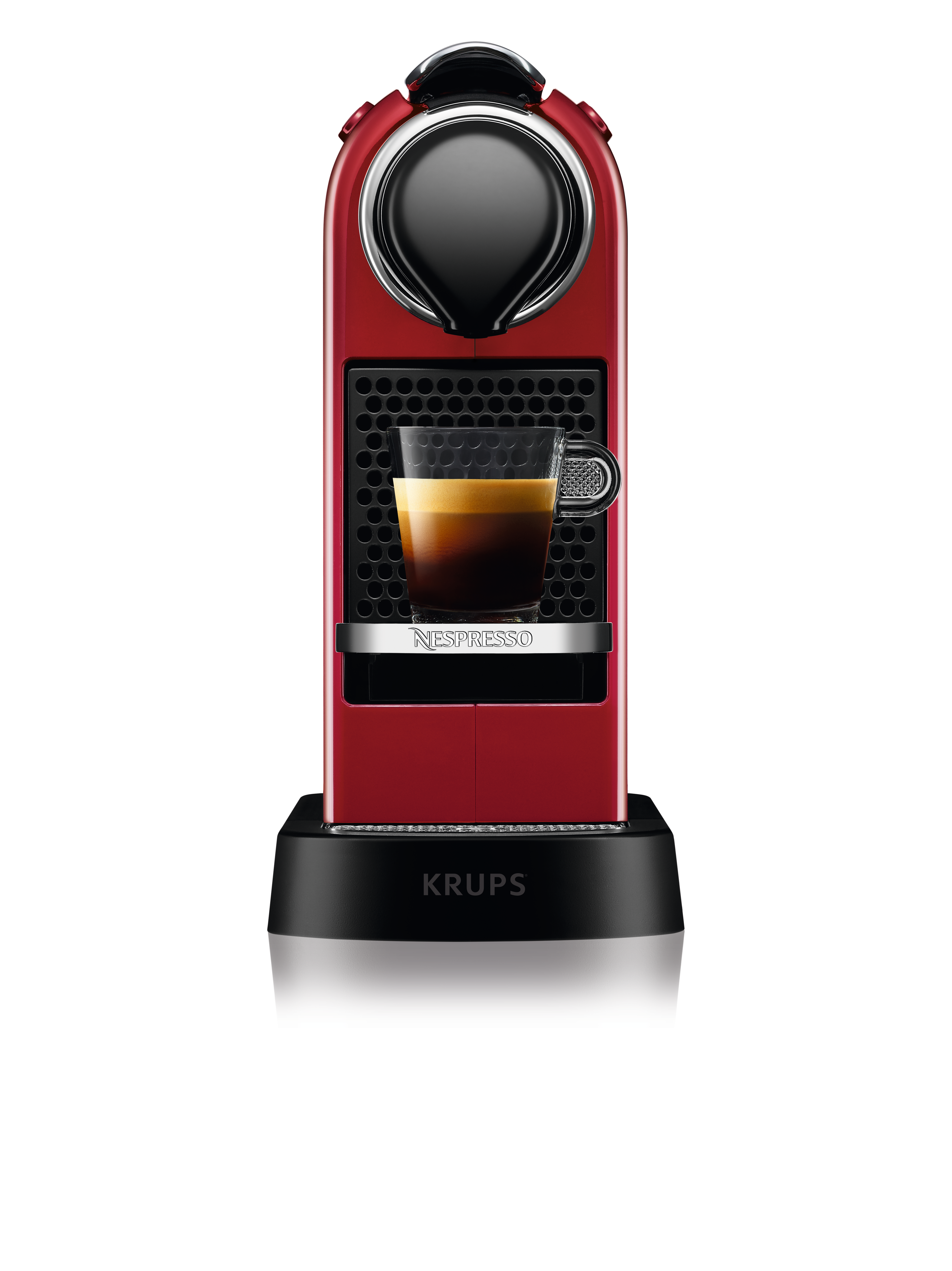 Rote Nespresso-Kaffeemaschine mit Tasse. Schwarze Basis. Weißer Hintergrund.