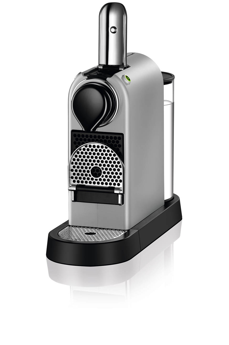 Silberne und schwarze Espressomaschine. Perforierte Front, hoher Chromauslauf, Sockel und Wassertank.