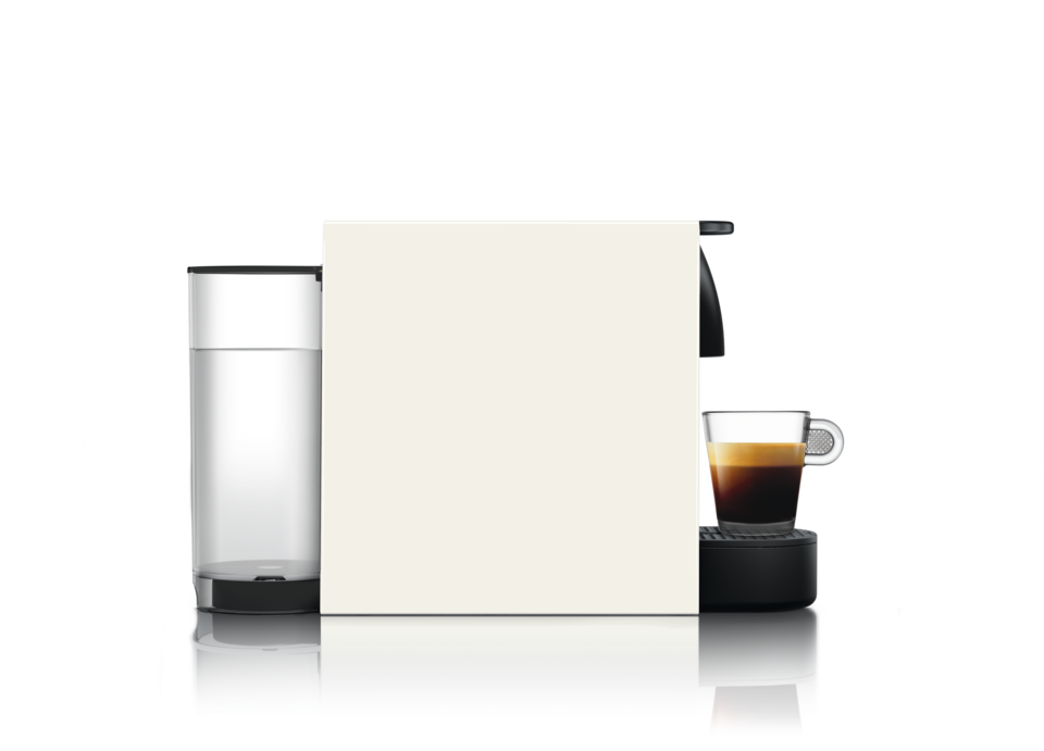Eine moderne Kaffeemaschine mit Wasserbehälter, leerem weißem Bereich und einer Tasse Espresso.