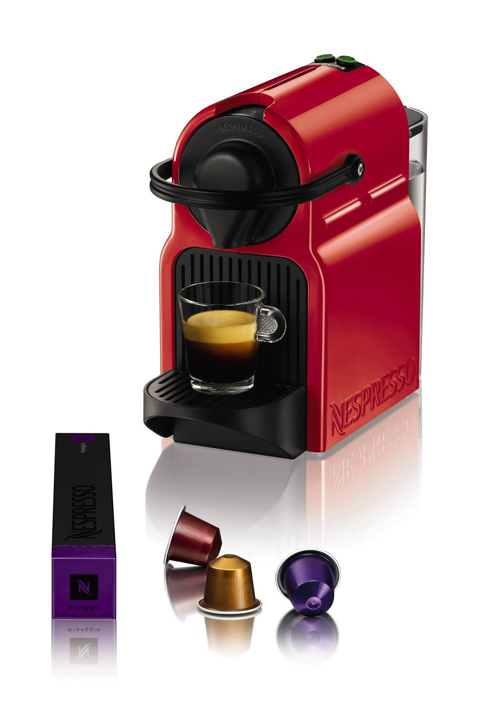 Rote Nespresso-Kaffeemaschine mit Kaffee in einem Glas und Kaffeekapseln.