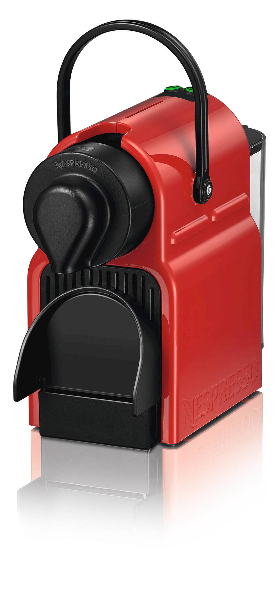 Eine rote Nespresso-Kaffeemaschine. Sie ist kompakt, mit schwarzem Auslauf und Griff, und hat das Logo.