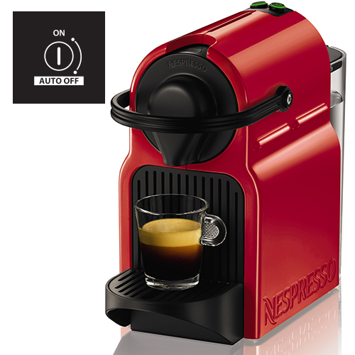 Rote Nespresso-Kaffeemaschine mit einem Glas Kaffee.