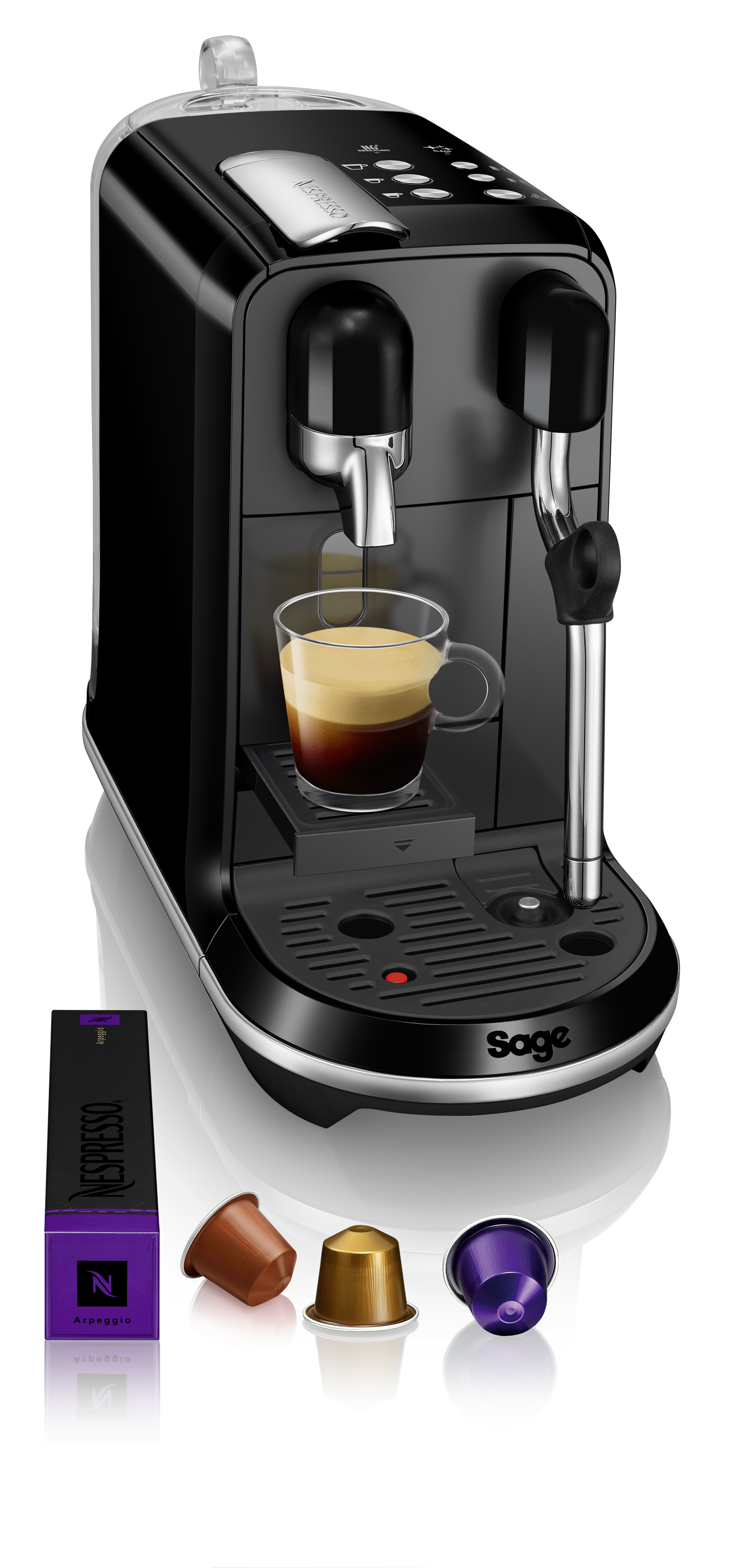 Schwarz-silberne Sage Nespresso-Maschine mit Kaffee und Kapseln. Schwarzer Hintergrund.