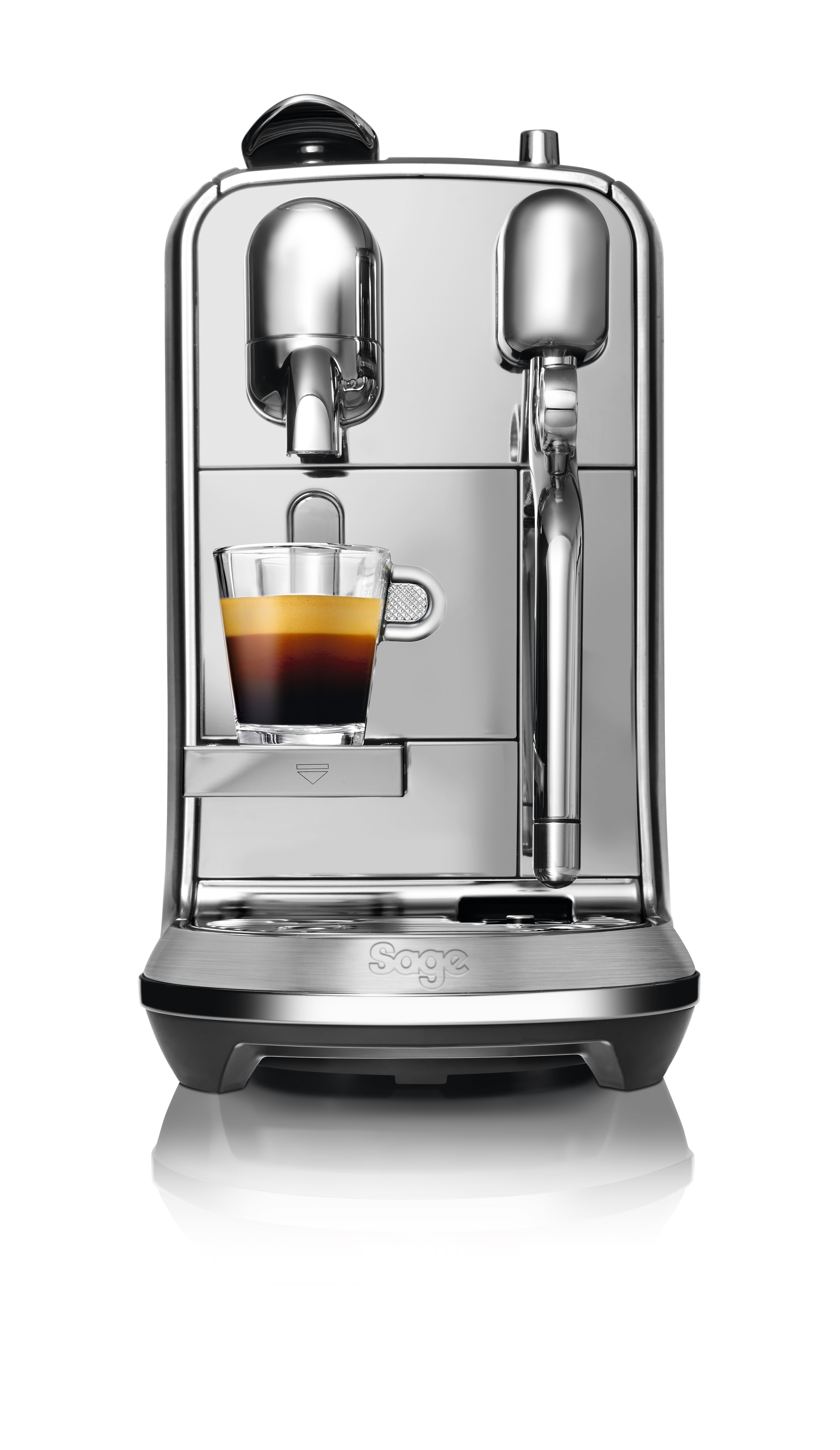 Eine silberne Espressomaschine mit einem Glas Kaffee, vor weißem Hintergrund.