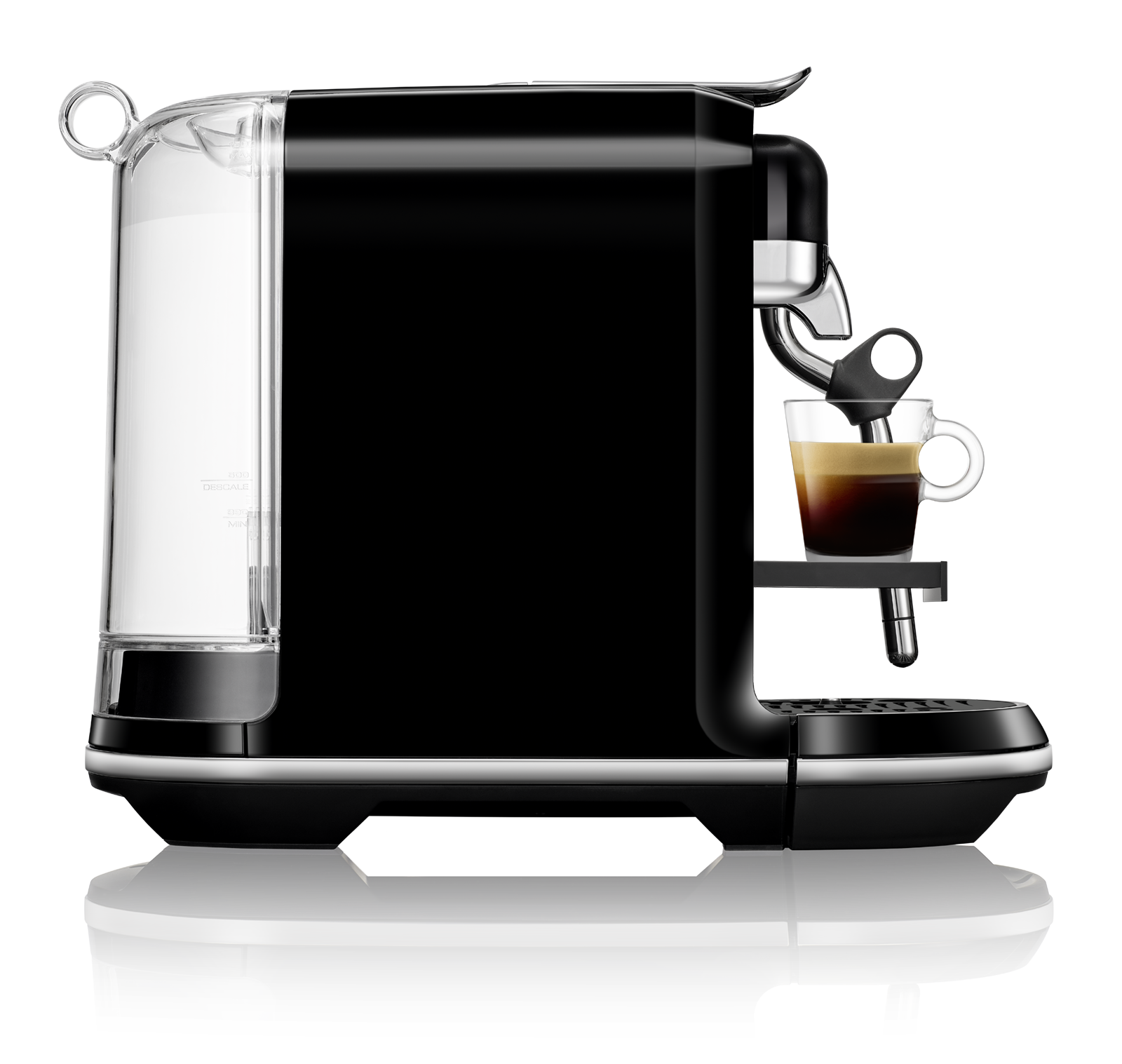 Schwarze Nespresso-Maschine mit einem Glas Espresso und Wassertank an der Seite.