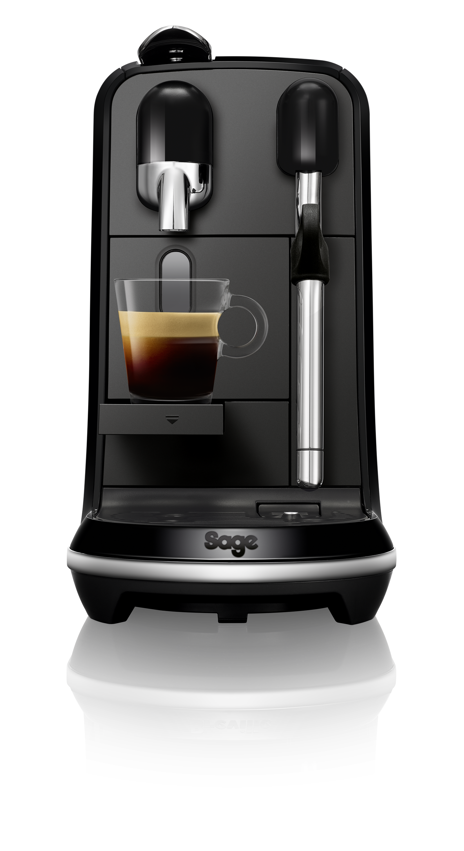 Schwarze Espressomaschine mit einem Glas Kaffee. Chromakzente. Sage-Logo vorne.