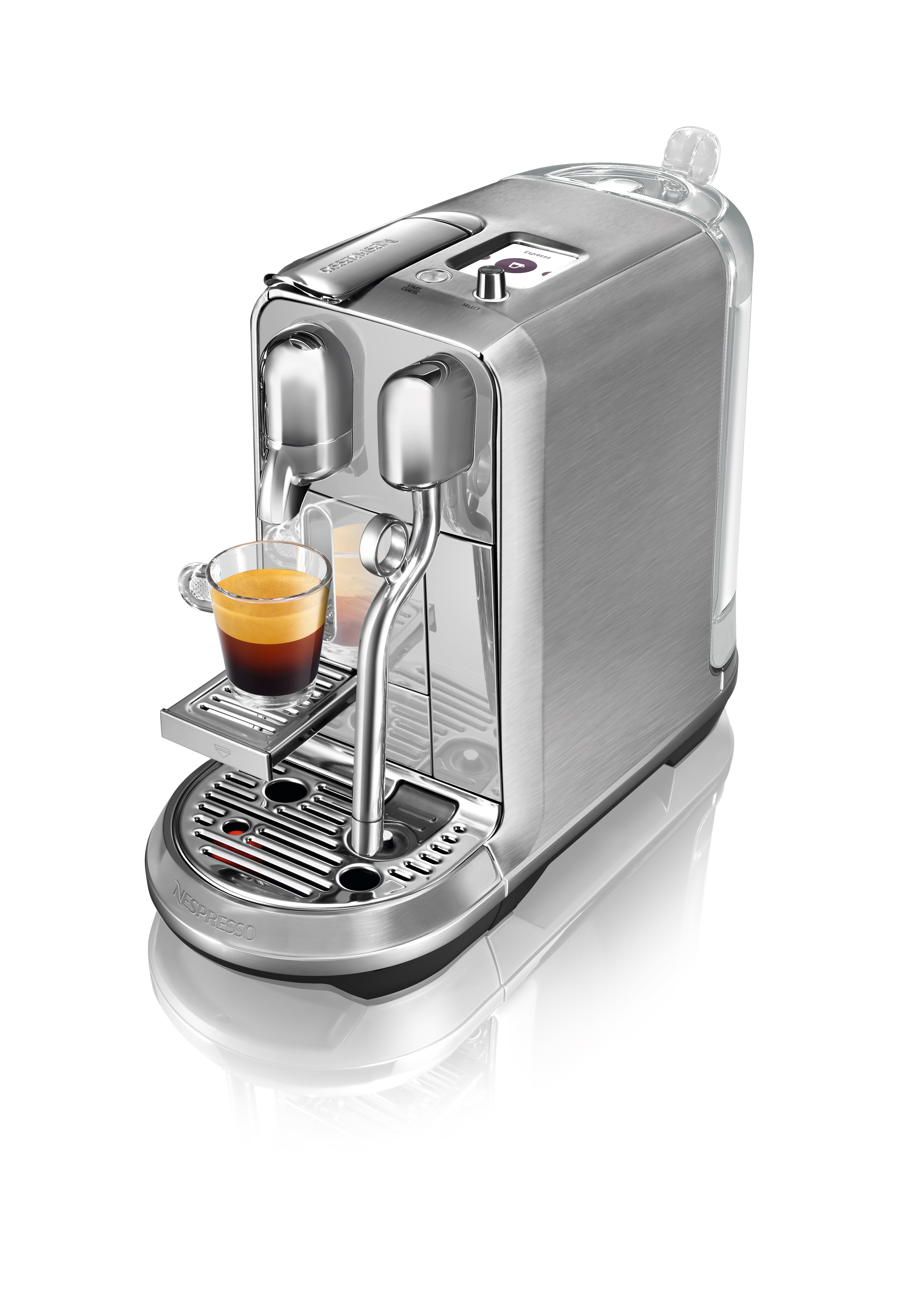 Eine silberne Nespresso-Kaffeemaschine. Sie hat eine Tasse Kaffee unter dem Ausguss. Das Logo ist sichtbar.
