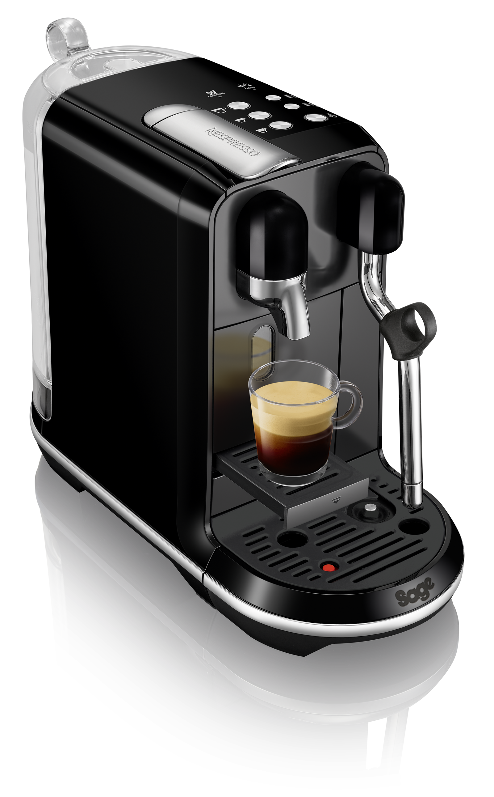 Eine schwarze Sage Nespresso-Maschine. Unter dem Auslauf befindet sich eine Glastasse mit Espresso. Ein rotes Licht leuchtet.