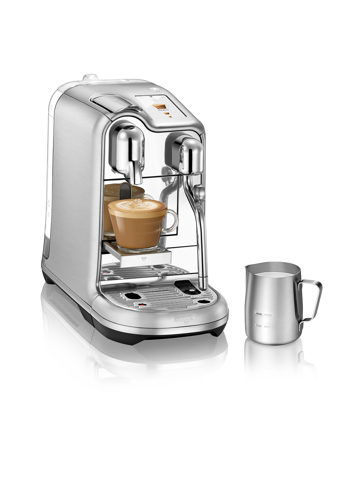 Eine silberne Breville Kaffeemaschine mit einer Tasse Kaffee. Daneben steht ein Milchkanne.