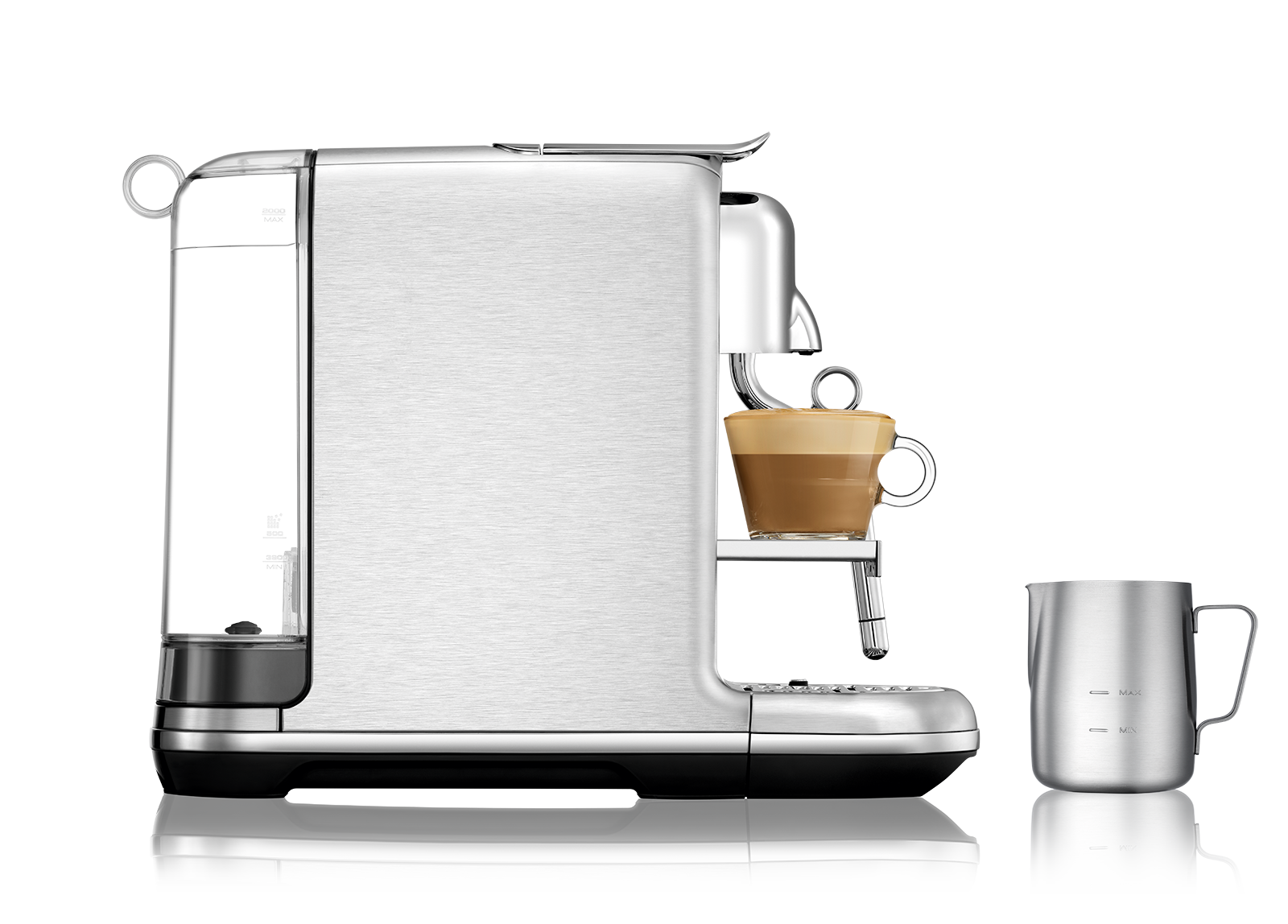 Silberne Espressomaschine mit Glasbecher und Milchaufschäumer. Schwarzer Hintergrund.