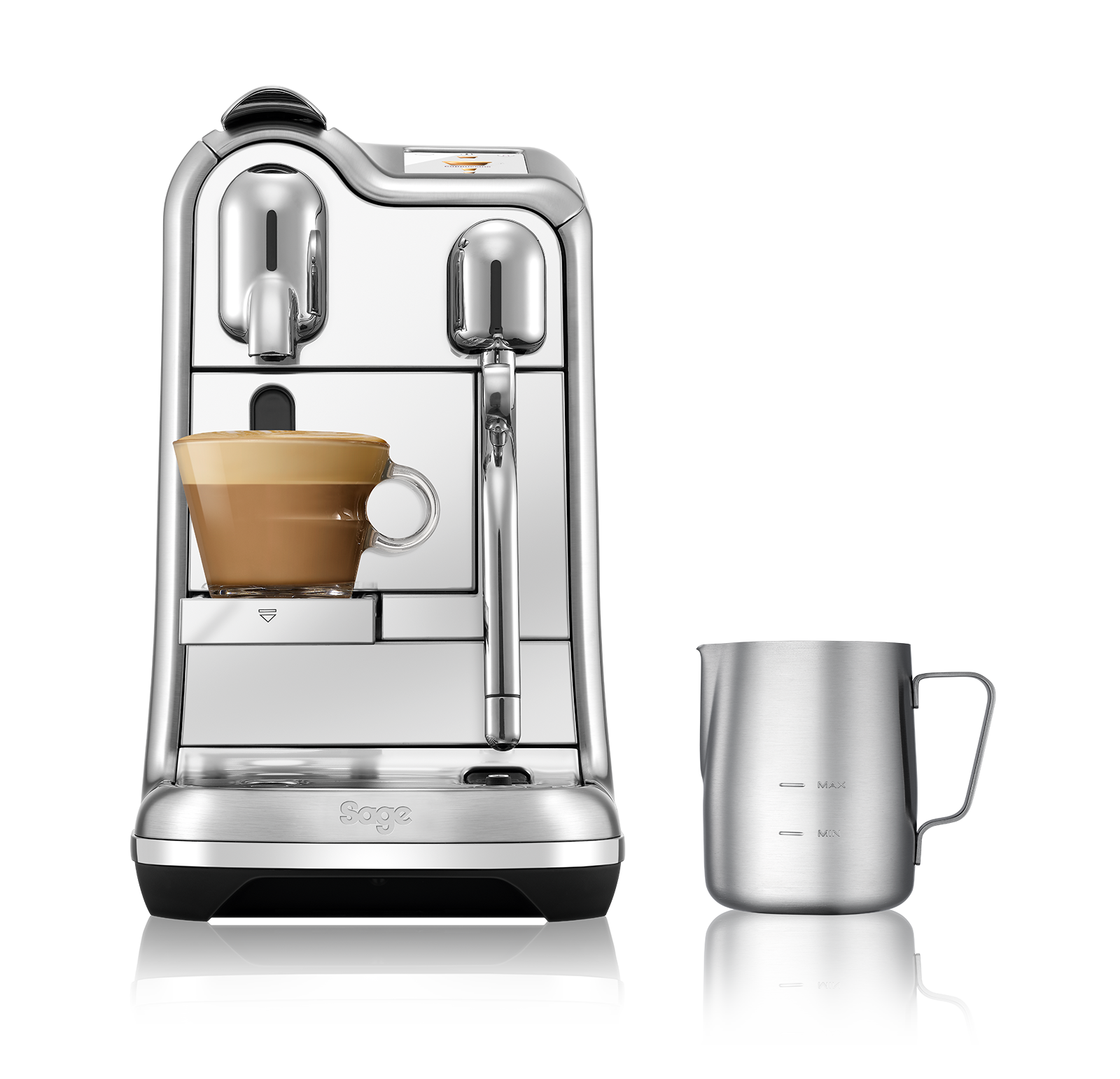Silberne Sage Nespresso Maschine mit Kaffee im Glas und Milchkanne auf schwarzem Grund.
