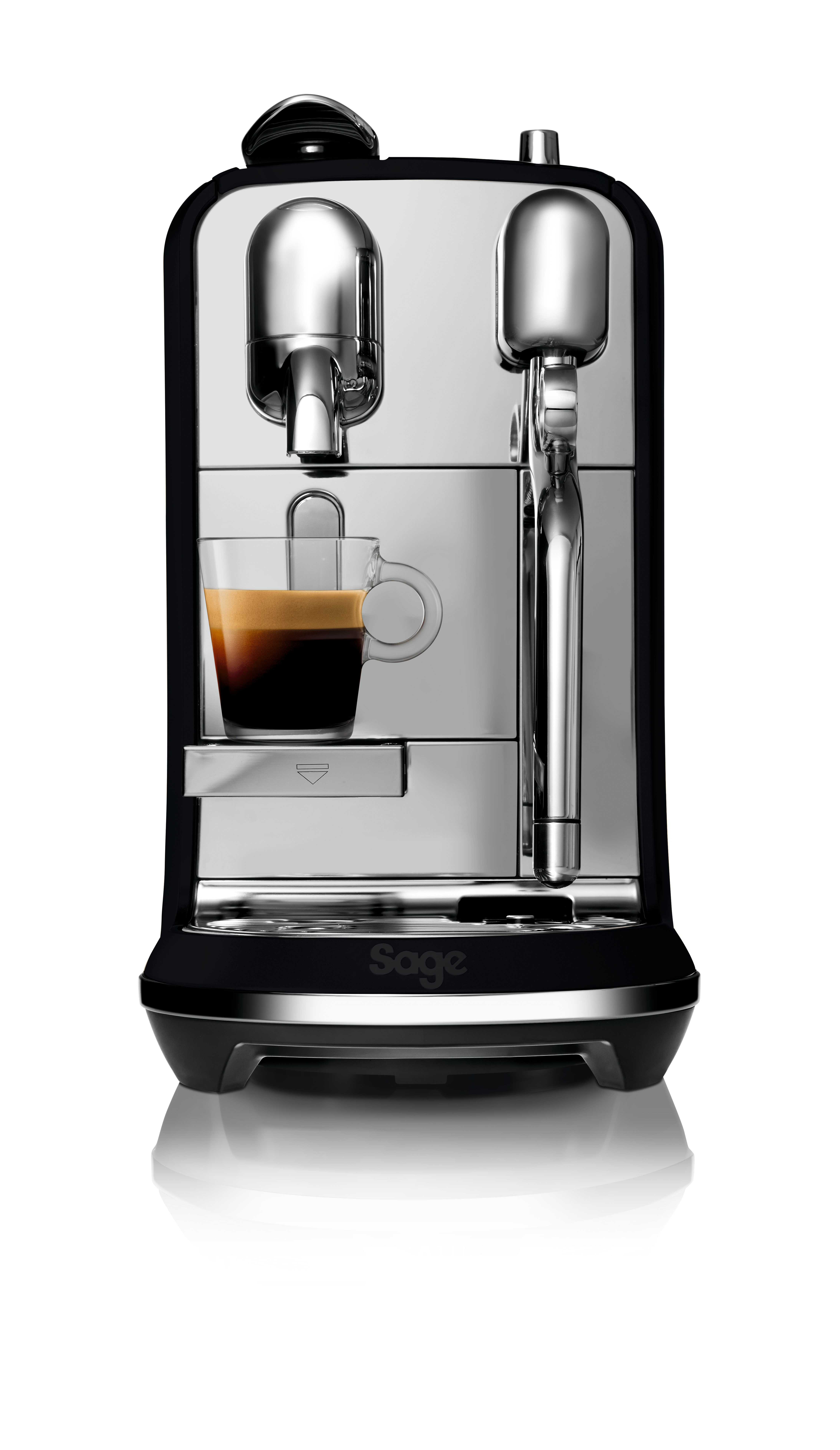 Eine schwarz-silberne Espressomaschine mit einem Glas Kaffee. Weißer Hintergrund.