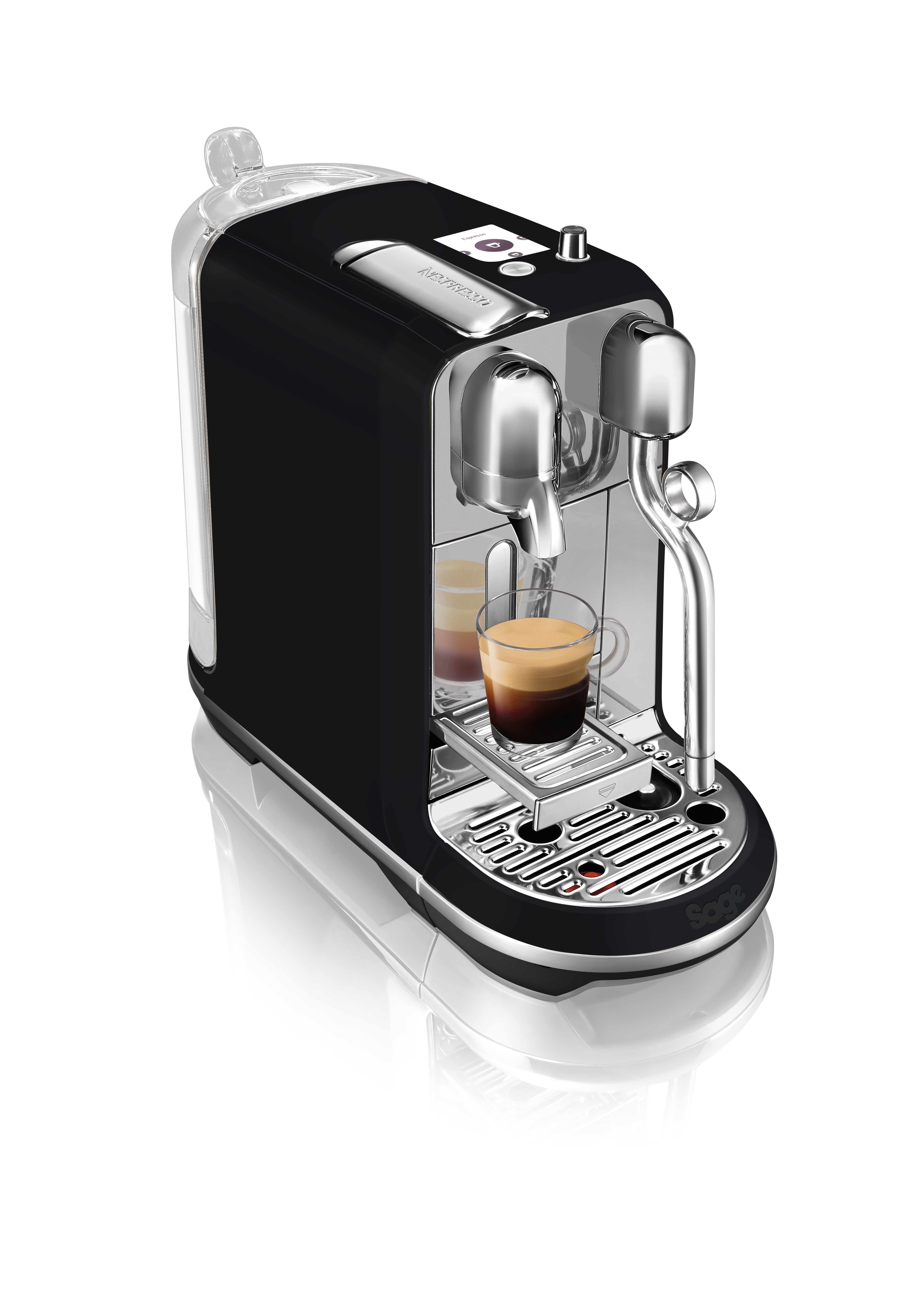 Schwarze Espressomaschine mit einem Glas Kaffee und Chromakzenten. Sie steht auf einer weißen Oberfläche.