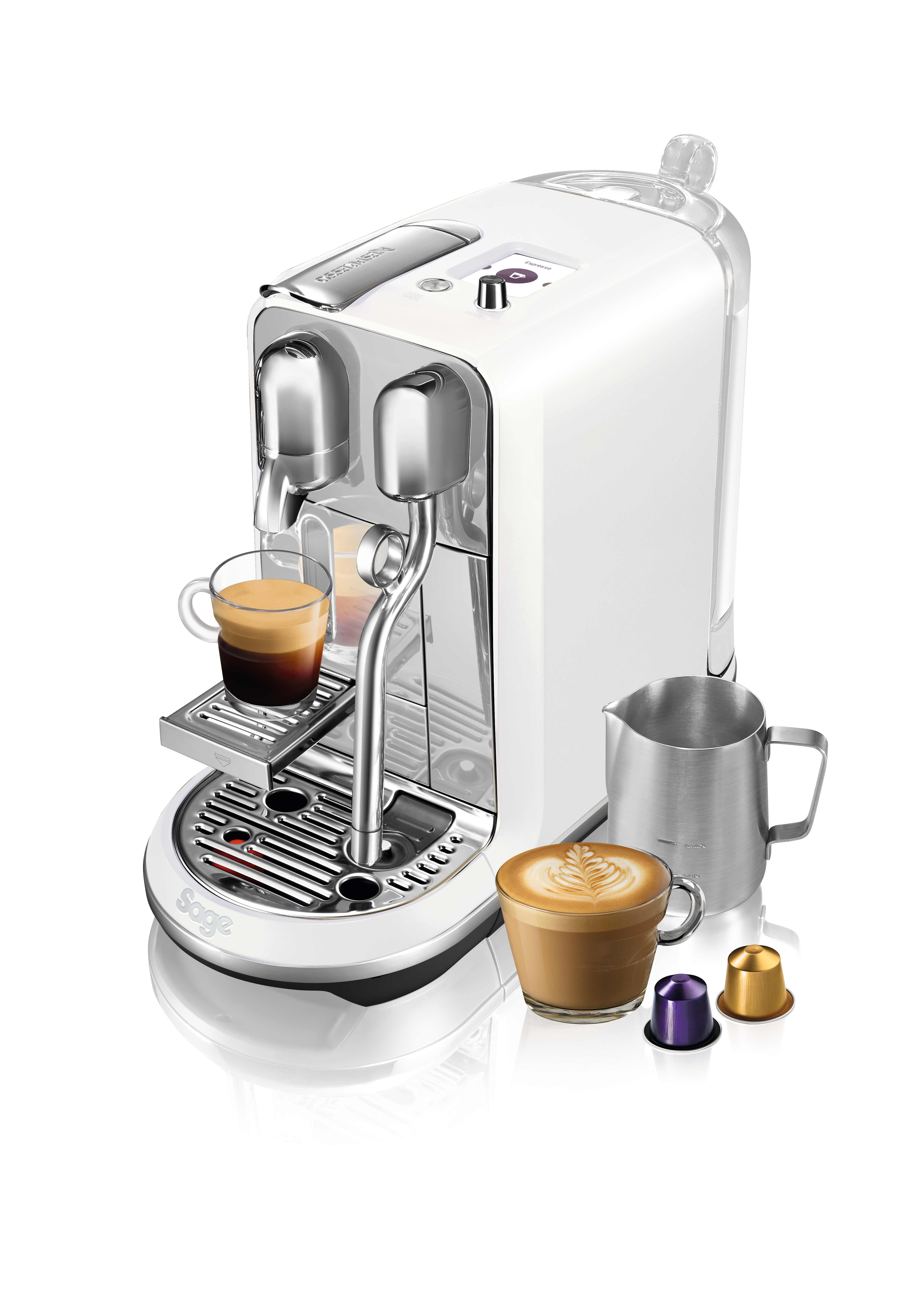 Weiße Sage Kaffeemaschine mit einer Tasse Kaffee und Milchkanne.