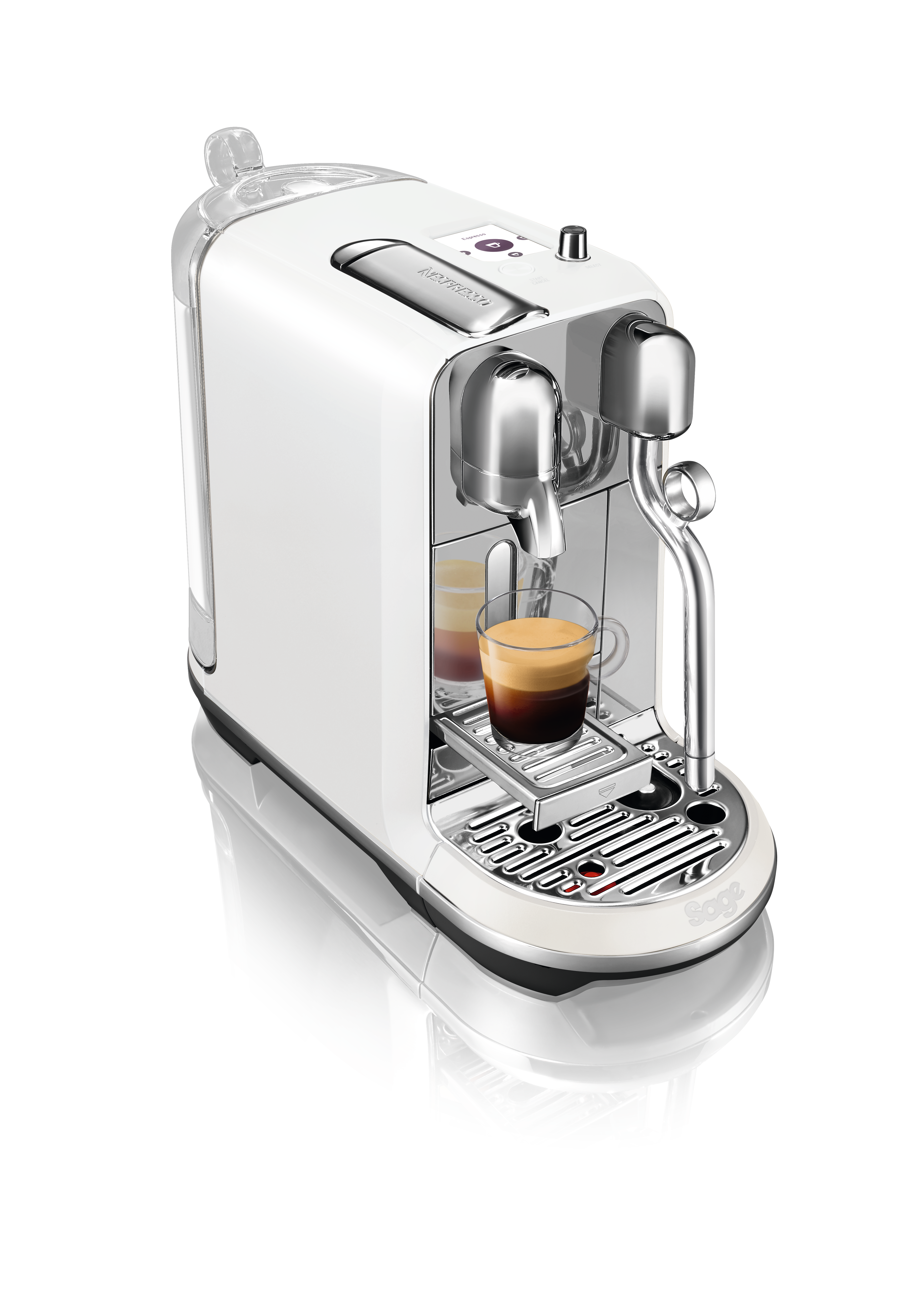 Eine weiße Kaffeemaschine mit einem Glas Kaffee unter dem Ausguss.