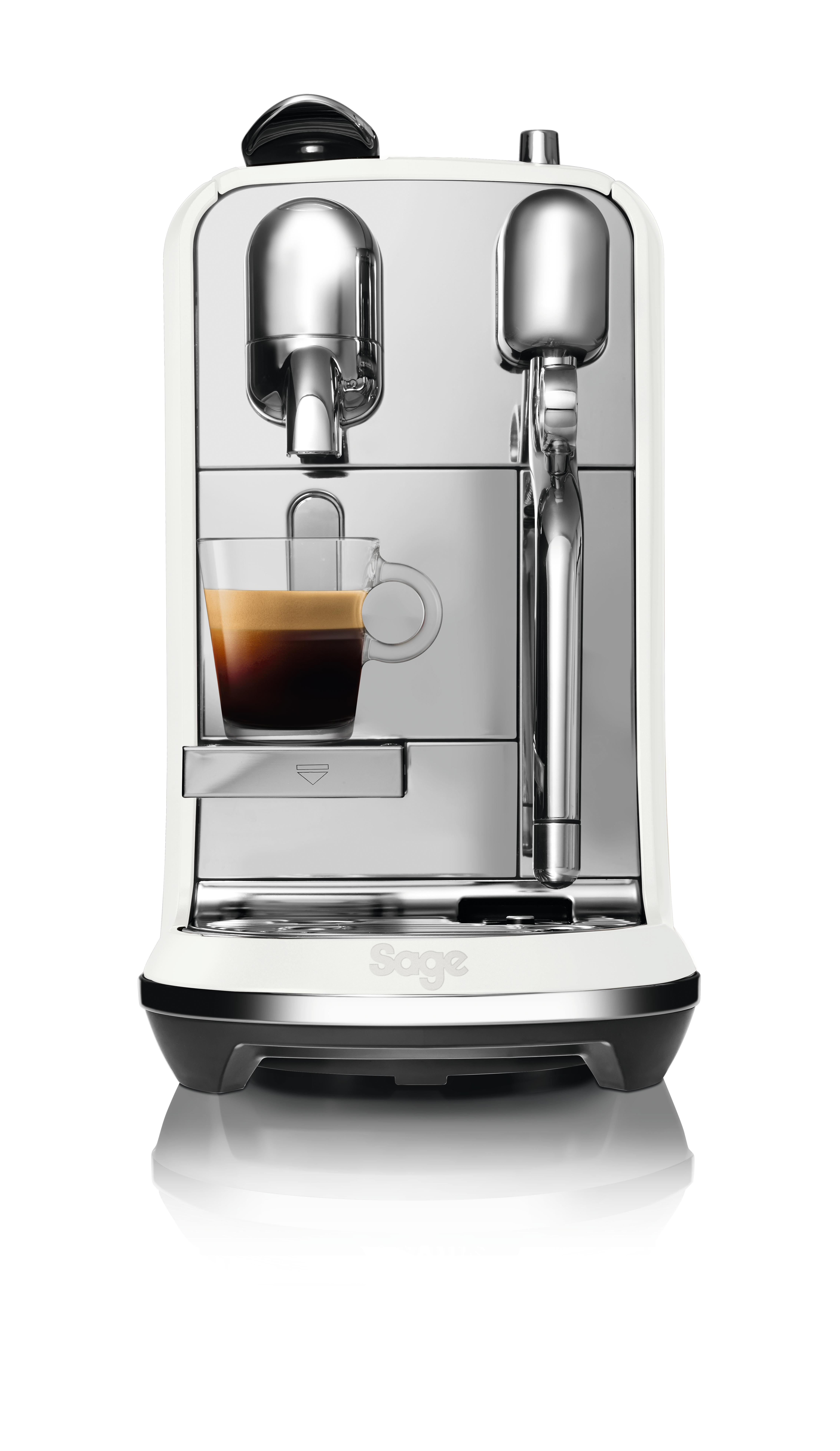 Weiß-silberne Espressomaschine mit einem Glas Kaffee und einer Reflexion.