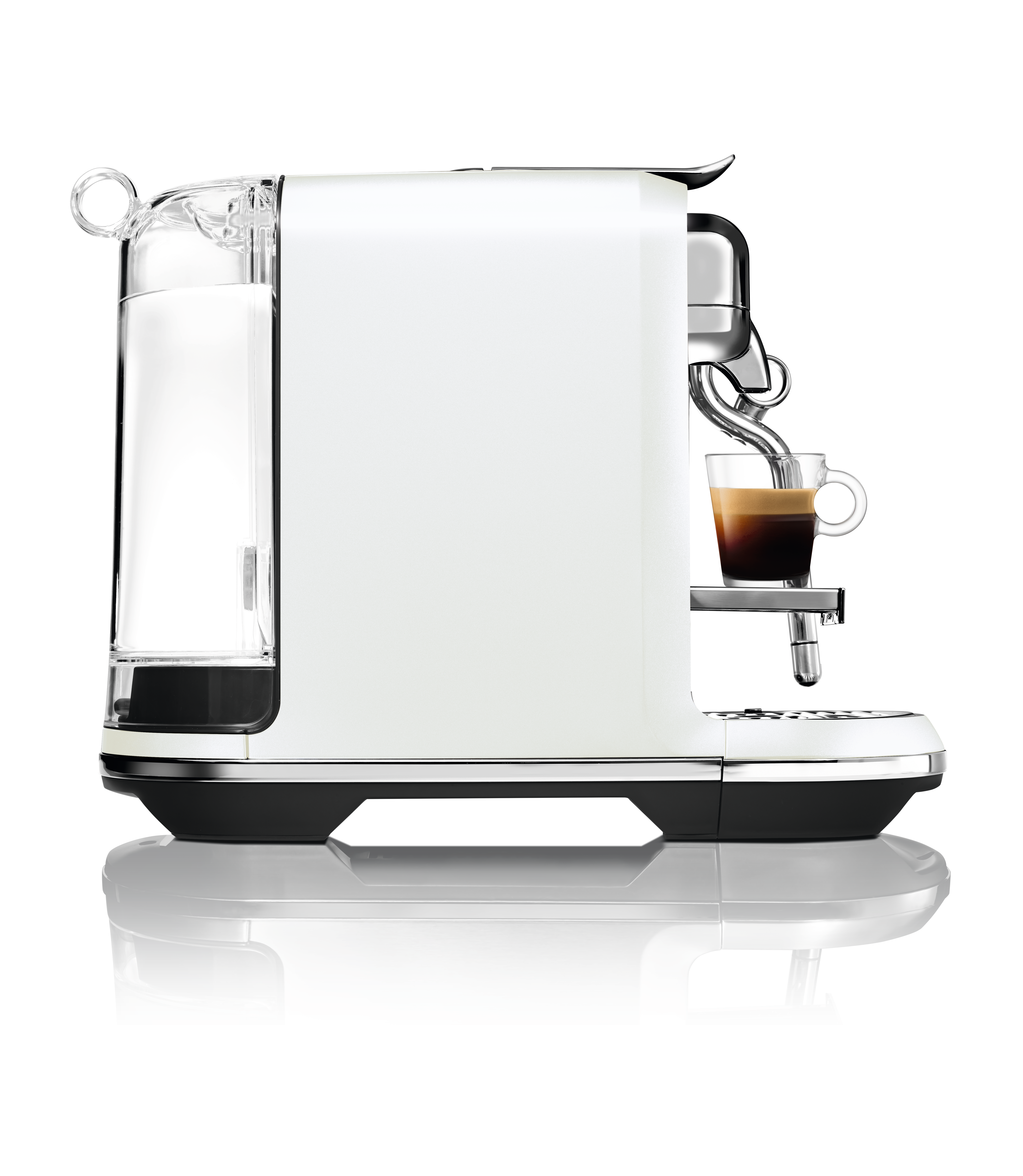 Weiße Espressomaschine mit Tasse, Wassertank und Chromdetails.