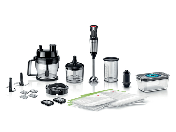 Set aus schwarzem und silbernem Stabmixer und viel Zubehör auf weißer Oberfläche.