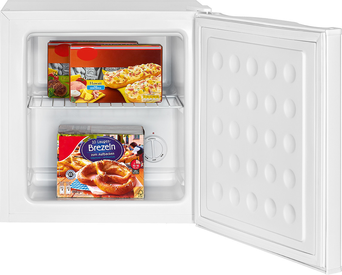 Nyitott fehér mini hűtőszekrény fagyasztott pizzákkal és perecekkel belül.