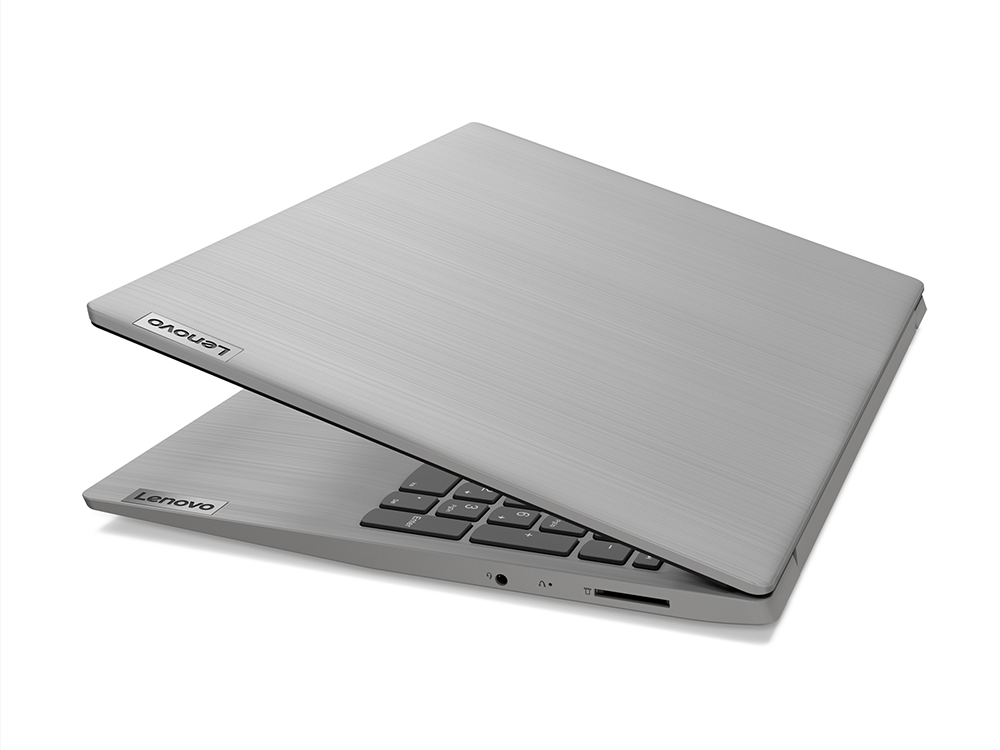 Una laptop gris claro, parcialmente abierta sobre un fondo blanco.