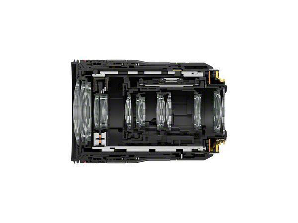 Querschnitt eines schwarzen Kameraobjektivs, der innere Komponenten auf weißem Hintergrund zeigt.