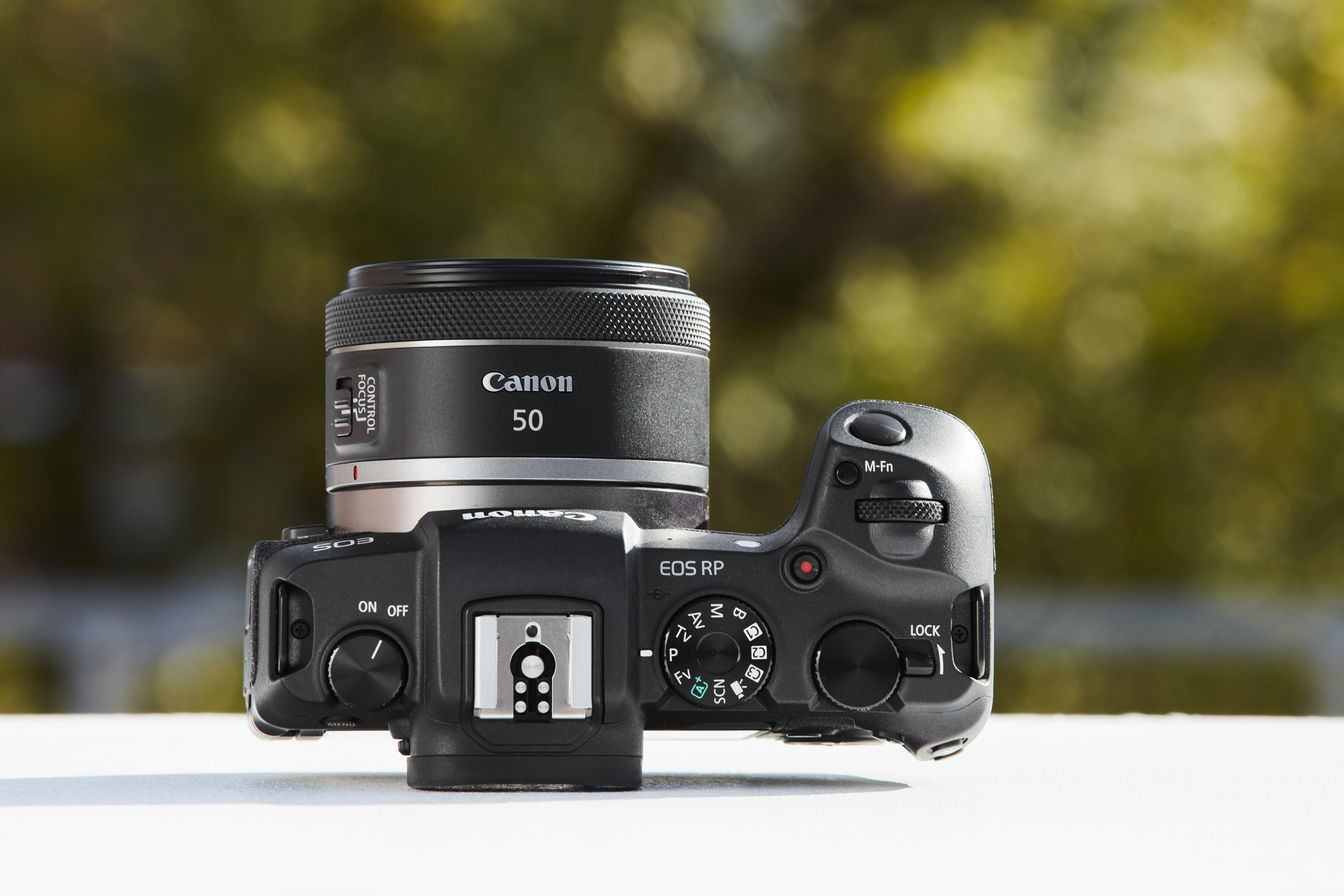 Canon EOS RP Kamera mit 50mm Objektiv, Draufsicht, auf weißer Oberfläche.