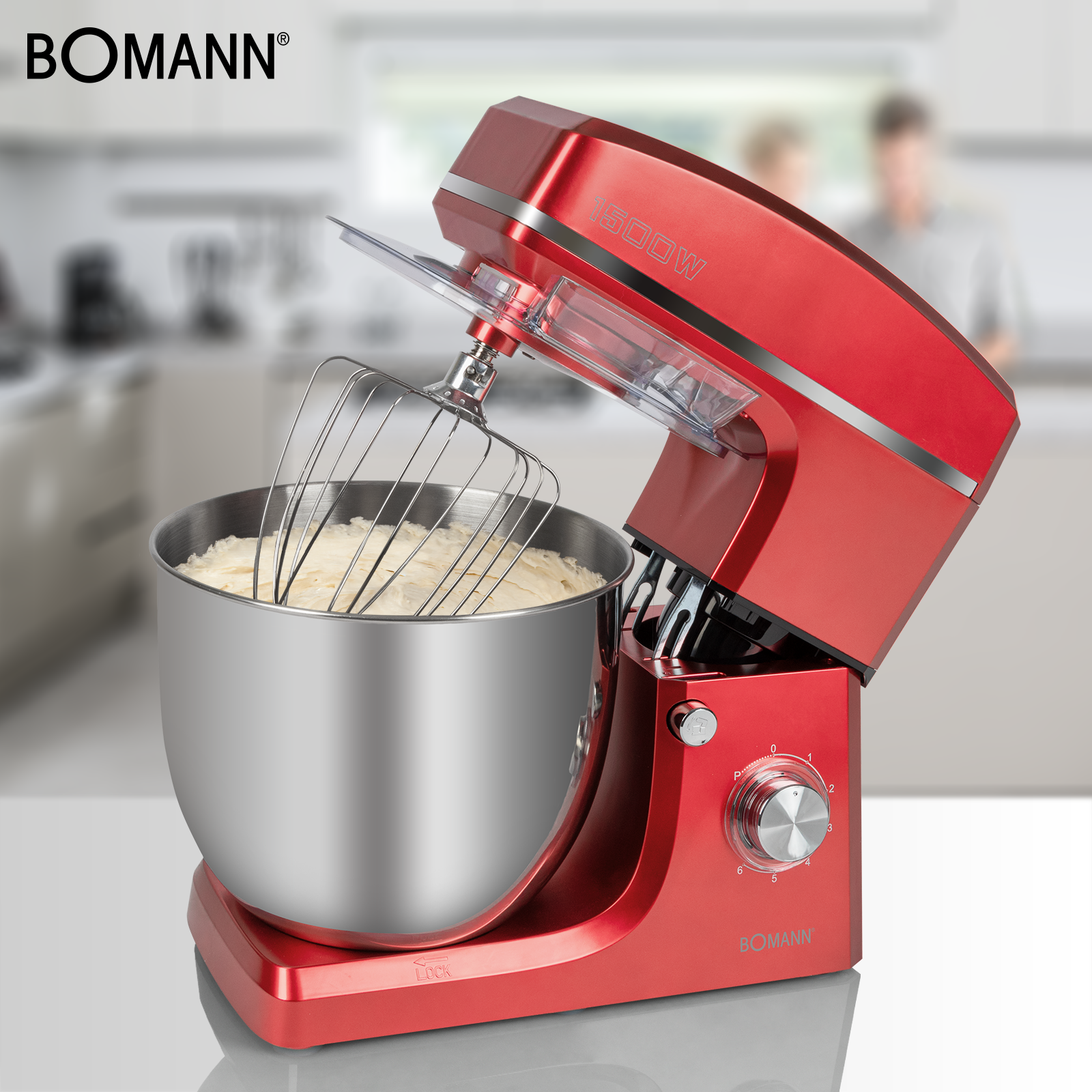 Roter Küchenmixer mit Edelstahlschüssel und Schneebesen, gefüllt mit Teig.