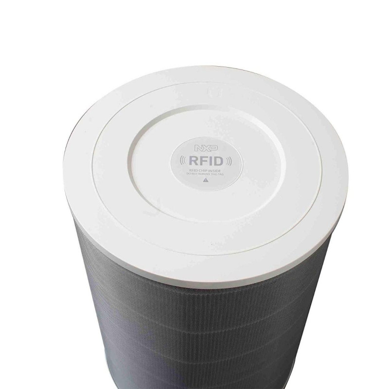 Egy fehér hengeres szűrő fehér tetővel. Az NXP RFID címke a tetején található.