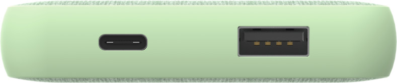 Gros plan d'une batterie externe verte avec ports USB et USB-C.