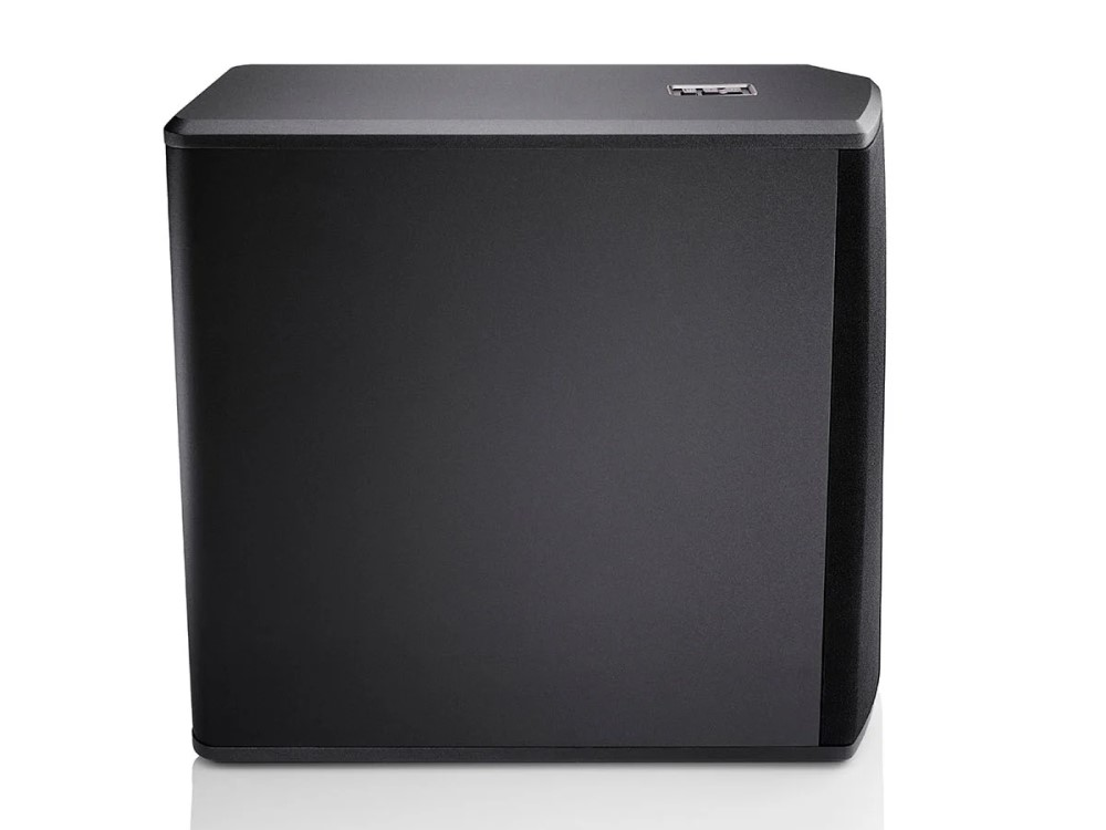 Subwoofer negro sobre un fondo blanco.