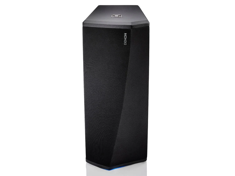 Altavoz Denon negro sobre blanco. Lados angulados. Logotipo de Denon.