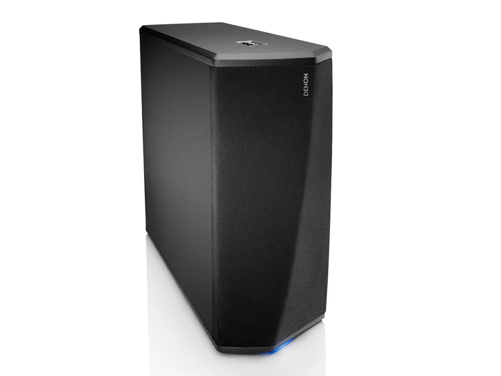 Un altavoz Denon negro con una luz azul en la parte inferior, fondo blanco.