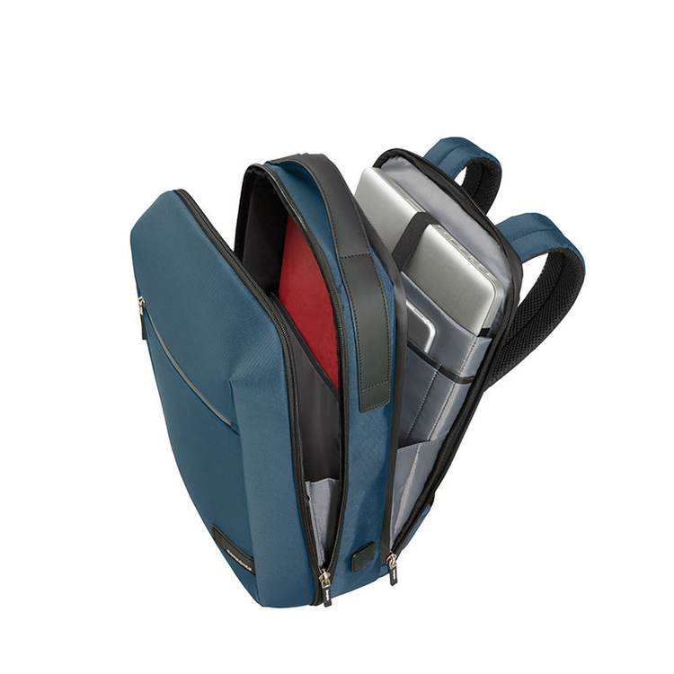 Mochila azul abierta con una laptop y una carpeta roja dentro. Fondo blanco.