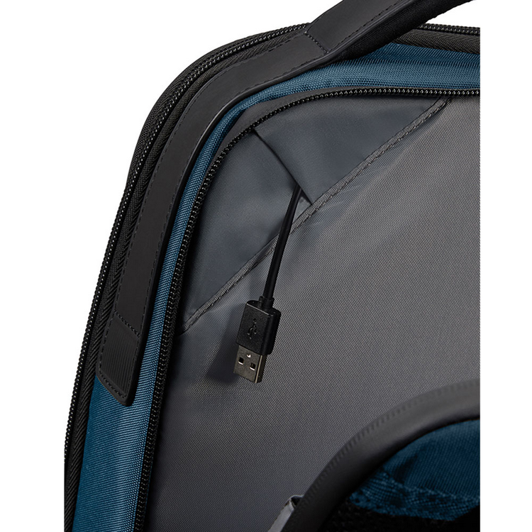 Primer plano de una mochila con un puerto USB y un cable USB que sobresale de un bolsillo lateral.
