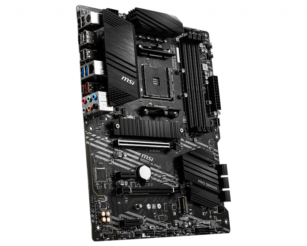 Sol tarafta bağlantı noktalarına sahip siyah MSI B550-A PRO anakart.