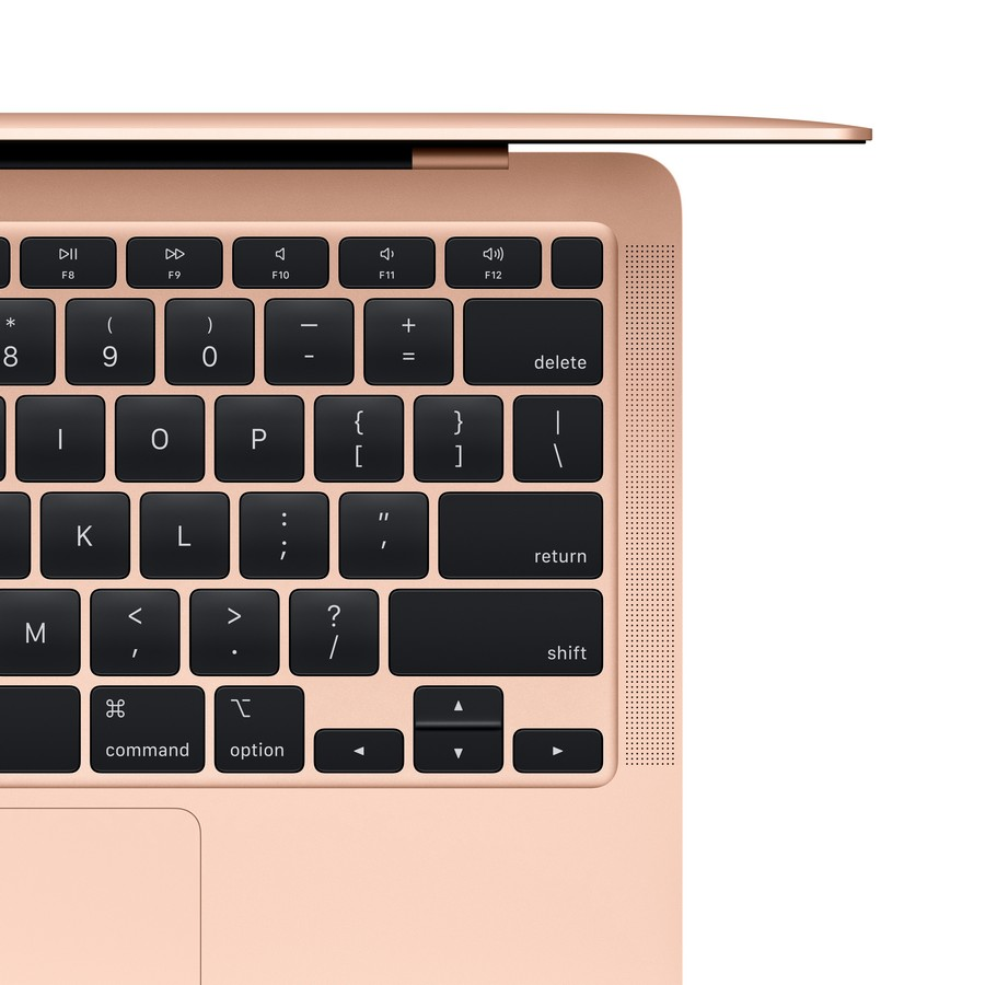 Primer plano de un teclado MacBook Air. Las teclas son negras, el cuerpo dorado. Teclas de función arriba.