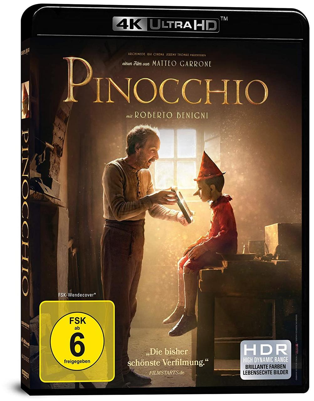 Eine Blu-ray-Disc des Films Pinocchio. Ein Mann und ein Junge stehen davor, mit Titel und Text.
