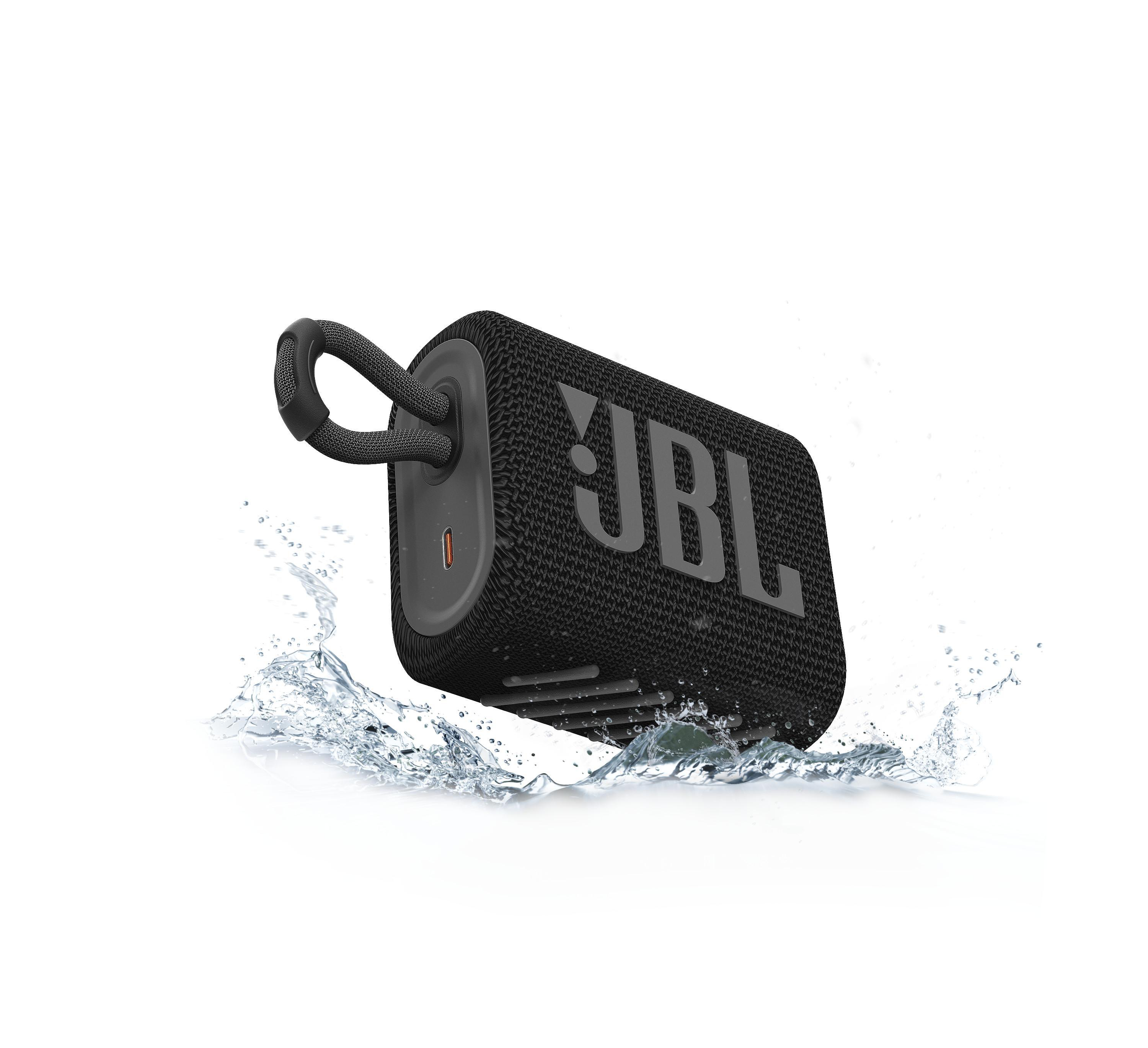 Schwarzer JBL-Lautsprecher im Wasser, mit Wasserspritzern. JBL-Logo in der Mitte.